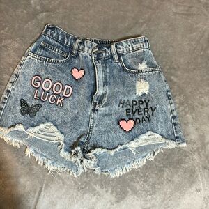 Adorable graphic ripped Jean shorts-